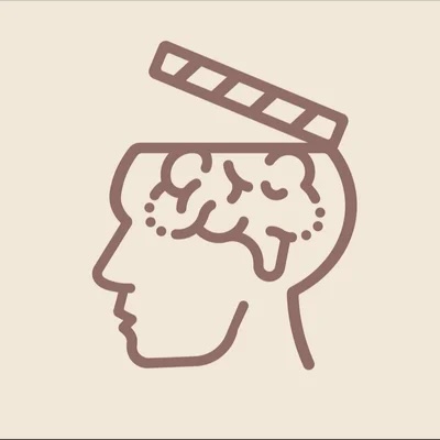 Logo Exceptional Minds yn dangos pen rhywun gyda'i ymennydd y tu mewn a chlapper fel ar clapperboard ar ei ben.